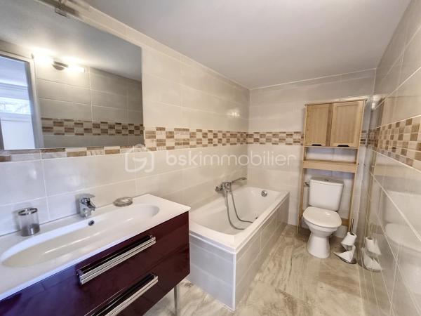 A VENDRE VILLA TROIS FACES DE 100M² A SAINT CYPRIEN PLAGE - SECTEUR AYGUAL - TROIS CHAMBRES - CLIMATISATION REVERSIBLE - PISCINE - PROCHE DE TOUS LES COMMERCES ET DES PLAGES A PIED.

Cette villa, située en impasse, sur un secteur calme et recherché, se compose en rez-de-chaussée d'une cuisine aménagée indépendante qui s'ouvre sur une véranda en guise de salon-séjour climatisé, de deux chambres, d'un toilette indépendant, et d'une salle d'eau.
L'ancien garage avec sa baie vitrée vous offre sa suite parentale avec sa salle de bain, son toilette et son dressing. Possibilité de stockage,ou bien d'une activité professionnelle de façon indépendante.
L'étage au volume exceptionnel vous propose une troisième chambre dotée de sa salle d'eau et de son toilette.
Vous apprécierez ses extérieurs garce à sa terrasse dès le seuil de la maison, mais aussi sa seconde terrasse avec sa pergola aux abord de sa micro piscine chauffée et sécurisée avec son traitement d'eau automatique. Moments de farniente et de détente garantis en famille ou entre amis.
Le stationnement est prévu devant la maison.
Cette villa, sans aucun travaux à prévoir, sera idéale pour votre résidence secondaire ou principale, et parfaite pour un investissement locatif.

Les + : pas de travaux à prévoir, climatisation réversible, piscine récente sans contrainte automatisée, pas de syndic, pas de charges, la vie en plain-pied, en impasse.

Je reste à votre disposition pour toutes informations.