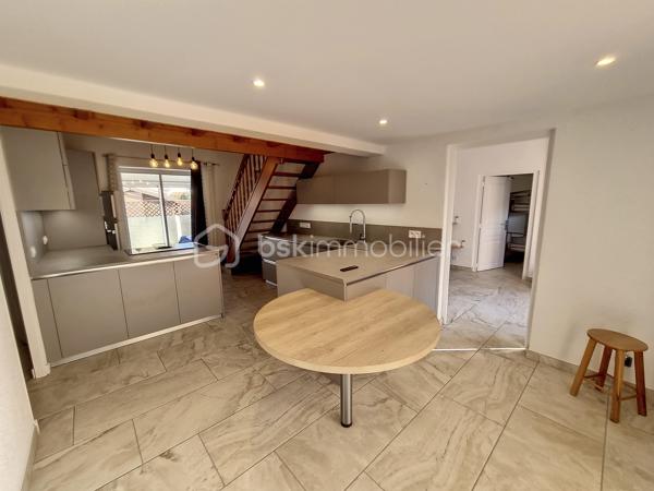 A VENDRE VILLA TROIS FACES DE 100M² A SAINT CYPRIEN PLAGE - SECTEUR AYGUAL - TROIS CHAMBRES - CLIMATISATION REVERSIBLE - PISCINE - PROCHE DE TOUS LES COMMERCES ET DES PLAGES A PIED.

Cette villa, située en impasse, sur un secteur calme et recherché, se compose en rez-de-chaussée d'une cuisine aménagée indépendante qui s'ouvre sur une véranda en guise de salon-séjour climatisé, de deux chambres, d'un toilette indépendant, et d'une salle d'eau.
L'ancien garage avec sa baie vitrée vous offre sa suite parentale avec sa salle de bain, son toilette et son dressing. Possibilité de stockage,ou bien d'une activité professionnelle de façon indépendante.
L'étage au volume exceptionnel vous propose une troisième chambre dotée de sa salle d'eau et de son toilette.
Vous apprécierez ses extérieurs garce à sa terrasse dès le seuil de la maison, mais aussi sa seconde terrasse avec sa pergola aux abord de sa micro piscine chauffée et sécurisée avec son traitement d'eau automatique. Moments de farniente et de détente garantis en famille ou entre amis.
Le stationnement est prévu devant la maison.
Cette villa, sans aucun travaux à prévoir, sera idéale pour votre résidence secondaire ou principale, et parfaite pour un investissement locatif.

Les + : pas de travaux à prévoir, climatisation réversible, piscine récente sans contrainte automatisée, pas de syndic, pas de charges, la vie en plain-pied, en impasse.

Je reste à votre disposition pour toutes informations.