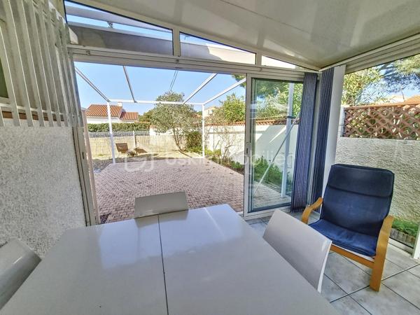 A VENDRE VILLA TROIS FACES DE 100M² A SAINT CYPRIEN PLAGE - SECTEUR AYGUAL - TROIS CHAMBRES - CLIMATISATION REVERSIBLE - PISCINE - PROCHE DE TOUS LES COMMERCES ET DES PLAGES A PIED.

Cette villa, située en impasse, sur un secteur calme et recherché, se compose en rez-de-chaussée d'une cuisine aménagée indépendante qui s'ouvre sur une véranda en guise de salon-séjour climatisé, de deux chambres, d'un toilette indépendant, et d'une salle d'eau.
L'ancien garage avec sa baie vitrée vous offre sa suite parentale avec sa salle de bain, son toilette et son dressing. Possibilité de stockage,ou bien d'une activité professionnelle de façon indépendante.
L'étage au volume exceptionnel vous propose une troisième chambre dotée de sa salle d'eau et de son toilette.
Vous apprécierez ses extérieurs garce à sa terrasse dès le seuil de la maison, mais aussi sa seconde terrasse avec sa pergola aux abord de sa micro piscine chauffée et sécurisée avec son traitement d'eau automatique. Moments de farniente et de détente garantis en famille ou entre amis.
Le stationnement est prévu devant la maison.
Cette villa, sans aucun travaux à prévoir, sera idéale pour votre résidence secondaire ou principale, et parfaite pour un investissement locatif.

Les + : pas de travaux à prévoir, climatisation réversible, piscine récente sans contrainte automatisée, pas de syndic, pas de charges, la vie en plain-pied, en impasse.

Je reste à votre disposition pour toutes informations.