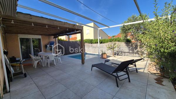 A VENDRE VILLA TROIS FACES DE 100M² A SAINT CYPRIEN PLAGE - SECTEUR AYGUAL - TROIS CHAMBRES - CLIMATISATION REVERSIBLE - PISCINE - PROCHE DE TOUS LES COMMERCES ET DES PLAGES A PIED.

Cette villa, située en impasse, sur un secteur calme et recherché, se compose en rez-de-chaussée d'une cuisine aménagée indépendante qui s'ouvre sur une véranda en guise de salon-séjour climatisé, de deux chambres, d'un toilette indépendant, et d'une salle d'eau.
L'ancien garage avec sa baie vitrée vous offre sa suite parentale avec sa salle de bain, son toilette et son dressing. Possibilité de stockage,ou bien d'une activité professionnelle de façon indépendante.
L'étage au volume exceptionnel vous propose une troisième chambre dotée de sa salle d'eau et de son toilette.
Vous apprécierez ses extérieurs garce à sa terrasse dès le seuil de la maison, mais aussi sa seconde terrasse avec sa pergola aux abord de sa micro piscine chauffée et sécurisée avec son traitement d'eau automatique. Moments de farniente et de détente garantis en famille ou entre amis.
Le stationnement est prévu devant la maison.
Cette villa, sans aucun travaux à prévoir, sera idéale pour votre résidence secondaire ou principale, et parfaite pour un investissement locatif.

Les + : pas de travaux à prévoir, climatisation réversible, piscine récente sans contrainte automatisée, pas de syndic, pas de charges, la vie en plain-pied, en impasse.

Je reste à votre disposition pour toutes informations.