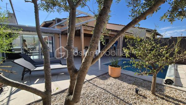 A VENDRE VILLA TROIS FACES DE 100M² A SAINT CYPRIEN PLAGE - SECTEUR AYGUAL - TROIS CHAMBRES - CLIMATISATION REVERSIBLE - PISCINE - PROCHE DE TOUS LES COMMERCES ET DES PLAGES A PIED.

Cette villa, située en impasse, sur un secteur calme et recherché, se compose en rez-de-chaussée d'une cuisine aménagée indépendante qui s'ouvre sur une véranda en guise de salon-séjour climatisé, de deux chambres, d'un toilette indépendant, et d'une salle d'eau.
L'ancien garage avec sa baie vitrée vous offre sa suite parentale avec sa salle de bain, son toilette et son dressing. Possibilité de stockage,ou bien d'une activité professionnelle de façon indépendante.
L'étage au volume exceptionnel vous propose une troisième chambre dotée de sa salle d'eau et de son toilette.
Vous apprécierez ses extérieurs garce à sa terrasse dès le seuil de la maison, mais aussi sa seconde terrasse avec sa pergola aux abord de sa micro piscine chauffée et sécurisée avec son traitement d'eau automatique. Moments de farniente et de détente garantis en famille ou entre amis.
Le stationnement est prévu devant la maison.
Cette villa, sans aucun travaux à prévoir, sera idéale pour votre résidence secondaire ou principale, et parfaite pour un investissement locatif.

Les + : pas de travaux à prévoir, climatisation réversible, piscine récente sans contrainte automatisée, pas de syndic, pas de charges, la vie en plain-pied, en impasse.

Je reste à votre disposition pour toutes informations.