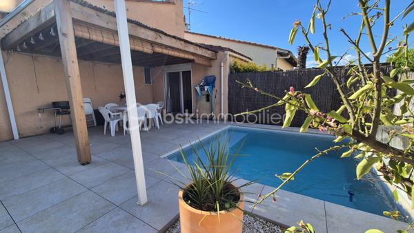 A VENDRE VILLA TROIS FACES DE 100M² A SAINT CYPRIEN PLAGE - SECTEUR AYGUAL - TROIS CHAMBRES - CLIMATISATION REVERSIBLE - PISCINE - PROCHE DE TOUS LES COMMERCES ET DES PLAGES A PIED.

Cette villa, située en impasse, sur un secteur calme et recherché, se compose en rez-de-chaussée d'une cuisine aménagée indépendante qui s'ouvre sur une véranda en guise de salon-séjour climatisé, de deux chambres, d'un toilette indépendant, et d'une salle d'eau.
L'ancien garage avec sa baie vitrée vous offre sa suite parentale avec sa salle de bain, son toilette et son dressing. Possibilité de stockage,ou bien d'une activité professionnelle de façon indépendante.
L'étage au volume exceptionnel vous propose une troisième chambre dotée de sa salle d'eau et de son toilette.
Vous apprécierez ses extérieurs garce à sa terrasse dès le seuil de la maison, mais aussi sa seconde terrasse avec sa pergola aux abord de sa micro piscine chauffée et sécurisée avec son traitement d'eau automatique. Moments de farniente et de détente garantis en famille ou entre amis.
Le stationnement est prévu devant la maison.
Cette villa, sans aucun travaux à prévoir, sera idéale pour votre résidence secondaire ou principale, et parfaite pour un investissement locatif.

Les + : pas de travaux à prévoir, climatisation réversible, piscine récente sans contrainte automatisée, pas de syndic, pas de charges, la vie en plain-pied, en impasse.

Je reste à votre disposition pour toutes informations.