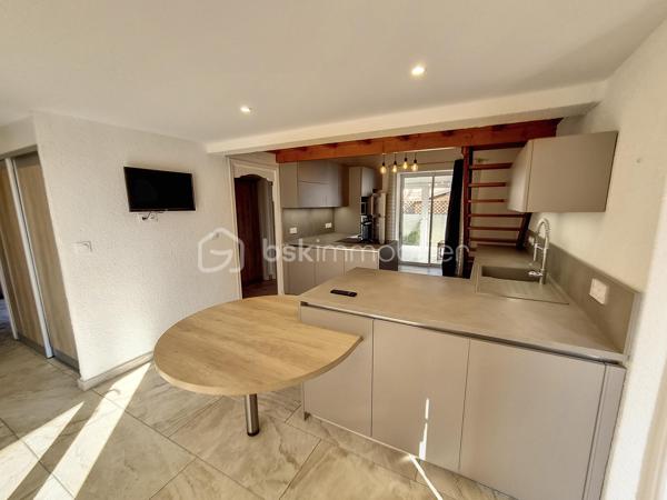 A VENDRE VILLA TROIS FACES DE 100M² A SAINT CYPRIEN PLAGE - SECTEUR AYGUAL - TROIS CHAMBRES - CLIMATISATION REVERSIBLE - PISCINE - PROCHE DE TOUS LES COMMERCES ET DES PLAGES A PIED.

Cette villa, située en impasse, sur un secteur calme et recherché, se compose en rez-de-chaussée d'une cuisine aménagée indépendante qui s'ouvre sur une véranda en guise de salon-séjour climatisé, de deux chambres, d'un toilette indépendant, et d'une salle d'eau.
L'ancien garage avec sa baie vitrée vous offre sa suite parentale avec sa salle de bain, son toilette et son dressing. Possibilité de stockage,ou bien d'une activité professionnelle de façon indépendante.
L'étage au volume exceptionnel vous propose une troisième chambre dotée de sa salle d'eau et de son toilette.
Vous apprécierez ses extérieurs garce à sa terrasse dès le seuil de la maison, mais aussi sa seconde terrasse avec sa pergola aux abord de sa micro piscine chauffée et sécurisée avec son traitement d'eau automatique. Moments de farniente et de détente garantis en famille ou entre amis.
Le stationnement est prévu devant la maison.
Cette villa, sans aucun travaux à prévoir, sera idéale pour votre résidence secondaire ou principale, et parfaite pour un investissement locatif.

Les + : pas de travaux à prévoir, climatisation réversible, piscine récente sans contrainte automatisée, pas de syndic, pas de charges, la vie en plain-pied, en impasse.

Je reste à votre disposition pour toutes informations.