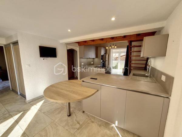 A VENDRE VILLA TROIS FACES DE 100M² A SAINT CYPRIEN PLAGE - SECTEUR AYGUAL - TROIS CHAMBRES - CLIMATISATION REVERSIBLE - PISCINE - PROCHE DE TOUS LES COMMERCES ET DES PLAGES A PIED.

Cette villa, située en impasse, sur un secteur calme et recherché, se compose en rez-de-chaussée d'une cuisine aménagée indépendante qui s'ouvre sur une véranda en guise de salon-séjour climatisé, de deux chambres, d'un toilette indépendant, et d'une salle d'eau.
L'ancien garage avec sa baie vitrée vous offre sa suite parentale avec sa salle de bain, son toilette et son dressing. Possibilité de stockage,ou bien d'une activité professionnelle de façon indépendante.
L'étage au volume exceptionnel vous propose une troisième chambre dotée de sa salle d'eau et de son toilette.
Vous apprécierez ses extérieurs garce à sa terrasse dès le seuil de la maison, mais aussi sa seconde terrasse avec sa pergola aux abord de sa micro piscine chauffée et sécurisée avec son traitement d'eau automatique. Moments de farniente et de détente garantis en famille ou entre amis.
Le stationnement est prévu devant la maison.
Cette villa, sans aucun travaux à prévoir, sera idéale pour votre résidence secondaire ou principale, et parfaite pour un investissement locatif.

Les + : pas de travaux à prévoir, climatisation réversible, piscine récente sans contrainte automatisée, pas de syndic, pas de charges, la vie en plain-pied, en impasse.

Je reste à votre disposition pour toutes informations.