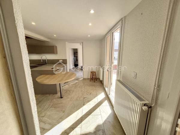 A VENDRE VILLA TROIS FACES DE 100M² A SAINT CYPRIEN PLAGE - SECTEUR AYGUAL - TROIS CHAMBRES - CLIMATISATION REVERSIBLE - PISCINE - PROCHE DE TOUS LES COMMERCES ET DES PLAGES A PIED.

Cette villa, située en impasse, sur un secteur calme et recherché, se compose en rez-de-chaussée d'une cuisine aménagée indépendante qui s'ouvre sur une véranda en guise de salon-séjour climatisé, de deux chambres, d'un toilette indépendant, et d'une salle d'eau.
L'ancien garage avec sa baie vitrée vous offre sa suite parentale avec sa salle de bain, son toilette et son dressing. Possibilité de stockage,ou bien d'une activité professionnelle de façon indépendante.
L'étage au volume exceptionnel vous propose une troisième chambre dotée de sa salle d'eau et de son toilette.
Vous apprécierez ses extérieurs garce à sa terrasse dès le seuil de la maison, mais aussi sa seconde terrasse avec sa pergola aux abord de sa micro piscine chauffée et sécurisée avec son traitement d'eau automatique. Moments de farniente et de détente garantis en famille ou entre amis.
Le stationnement est prévu devant la maison.
Cette villa, sans aucun travaux à prévoir, sera idéale pour votre résidence secondaire ou principale, et parfaite pour un investissement locatif.

Les + : pas de travaux à prévoir, climatisation réversible, piscine récente sans contrainte automatisée, pas de syndic, pas de charges, la vie en plain-pied, en impasse.

Je reste à votre disposition pour toutes informations.