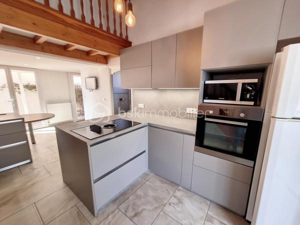 A VENDRE VILLA TROIS FACES DE 100M² A SAINT CYPRIEN PLAGE - SECTEUR AYGUAL - TROIS CHAMBRES - CLIMATISATION REVERSIBLE - PISCINE - PROCHE DE TOUS LES COMMERCES ET DES PLAGES A PIED.

Cette villa, située en impasse, sur un secteur calme et recherché, se compose en rez-de-chaussée d'une cuisine aménagée indépendante qui s'ouvre sur une véranda en guise de salon-séjour climatisé, de deux chambres, d'un toilette indépendant, et d'une salle d'eau.
L'ancien garage avec sa baie vitrée vous offre sa suite parentale avec sa salle de bain, son toilette et son dressing. Possibilité de stockage,ou bien d'une activité professionnelle de façon indépendante.
L'étage au volume exceptionnel vous propose une troisième chambre dotée de sa salle d'eau et de son toilette.
Vous apprécierez ses extérieurs garce à sa terrasse dès le seuil de la maison, mais aussi sa seconde terrasse avec sa pergola aux abord de sa micro piscine chauffée et sécurisée avec son traitement d'eau automatique. Moments de farniente et de détente garantis en famille ou entre amis.
Le stationnement est prévu devant la maison.
Cette villa, sans aucun travaux à prévoir, sera idéale pour votre résidence secondaire ou principale, et parfaite pour un investissement locatif.

Les + : pas de travaux à prévoir, climatisation réversible, piscine récente sans contrainte automatisée, pas de syndic, pas de charges, la vie en plain-pied, en impasse.

Je reste à votre disposition pour toutes informations.