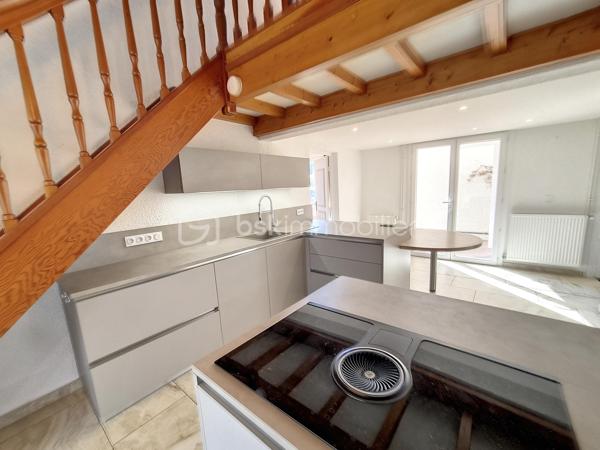 A VENDRE VILLA TROIS FACES DE 100M² A SAINT CYPRIEN PLAGE - SECTEUR AYGUAL - TROIS CHAMBRES - CLIMATISATION REVERSIBLE - PISCINE - PROCHE DE TOUS LES COMMERCES ET DES PLAGES A PIED.

Cette villa, située en impasse, sur un secteur calme et recherché, se compose en rez-de-chaussée d'une cuisine aménagée indépendante qui s'ouvre sur une véranda en guise de salon-séjour climatisé, de deux chambres, d'un toilette indépendant, et d'une salle d'eau.
L'ancien garage avec sa baie vitrée vous offre sa suite parentale avec sa salle de bain, son toilette et son dressing. Possibilité de stockage,ou bien d'une activité professionnelle de façon indépendante.
L'étage au volume exceptionnel vous propose une troisième chambre dotée de sa salle d'eau et de son toilette.
Vous apprécierez ses extérieurs garce à sa terrasse dès le seuil de la maison, mais aussi sa seconde terrasse avec sa pergola aux abord de sa micro piscine chauffée et sécurisée avec son traitement d'eau automatique. Moments de farniente et de détente garantis en famille ou entre amis.
Le stationnement est prévu devant la maison.
Cette villa, sans aucun travaux à prévoir, sera idéale pour votre résidence secondaire ou principale, et parfaite pour un investissement locatif.

Les + : pas de travaux à prévoir, climatisation réversible, piscine récente sans contrainte automatisée, pas de syndic, pas de charges, la vie en plain-pied, en impasse.

Je reste à votre disposition pour toutes informations.