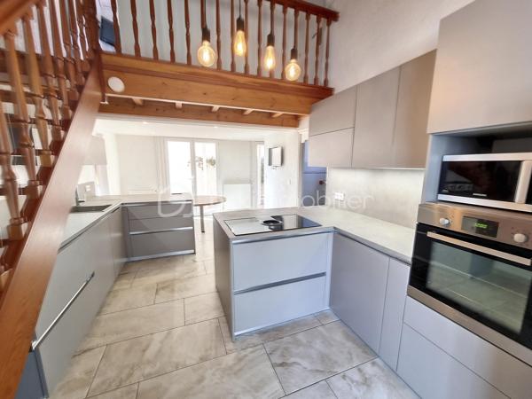 A VENDRE VILLA TROIS FACES DE 100M² A SAINT CYPRIEN PLAGE - SECTEUR AYGUAL - TROIS CHAMBRES - CLIMATISATION REVERSIBLE - PISCINE - PROCHE DE TOUS LES COMMERCES ET DES PLAGES A PIED.

Cette villa, située en impasse, sur un secteur calme et recherché, se compose en rez-de-chaussée d'une cuisine aménagée indépendante qui s'ouvre sur une véranda en guise de salon-séjour climatisé, de deux chambres, d'un toilette indépendant, et d'une salle d'eau.
L'ancien garage avec sa baie vitrée vous offre sa suite parentale avec sa salle de bain, son toilette et son dressing. Possibilité de stockage,ou bien d'une activité professionnelle de façon indépendante.
L'étage au volume exceptionnel vous propose une troisième chambre dotée de sa salle d'eau et de son toilette.
Vous apprécierez ses extérieurs garce à sa terrasse dès le seuil de la maison, mais aussi sa seconde terrasse avec sa pergola aux abord de sa micro piscine chauffée et sécurisée avec son traitement d'eau automatique. Moments de farniente et de détente garantis en famille ou entre amis.
Le stationnement est prévu devant la maison.
Cette villa, sans aucun travaux à prévoir, sera idéale pour votre résidence secondaire ou principale, et parfaite pour un investissement locatif.

Les + : pas de travaux à prévoir, climatisation réversible, piscine récente sans contrainte automatisée, pas de syndic, pas de charges, la vie en plain-pied, en impasse.

Je reste à votre disposition pour toutes informations.