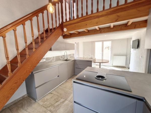 A VENDRE VILLA TROIS FACES DE 100M² A SAINT CYPRIEN PLAGE - SECTEUR AYGUAL - TROIS CHAMBRES - CLIMATISATION REVERSIBLE - PISCINE - PROCHE DE TOUS LES COMMERCES ET DES PLAGES A PIED.

Cette villa, située en impasse, sur un secteur calme et recherché, se compose en rez-de-chaussée d'une cuisine aménagée indépendante qui s'ouvre sur une véranda en guise de salon-séjour climatisé, de deux chambres, d'un toilette indépendant, et d'une salle d'eau.
L'ancien garage avec sa baie vitrée vous offre sa suite parentale avec sa salle de bain, son toilette et son dressing. Possibilité de stockage,ou bien d'une activité professionnelle de façon indépendante.
L'étage au volume exceptionnel vous propose une troisième chambre dotée de sa salle d'eau et de son toilette.
Vous apprécierez ses extérieurs garce à sa terrasse dès le seuil de la maison, mais aussi sa seconde terrasse avec sa pergola aux abord de sa micro piscine chauffée et sécurisée avec son traitement d'eau automatique. Moments de farniente et de détente garantis en famille ou entre amis.
Le stationnement est prévu devant la maison.
Cette villa, sans aucun travaux à prévoir, sera idéale pour votre résidence secondaire ou principale, et parfaite pour un investissement locatif.

Les + : pas de travaux à prévoir, climatisation réversible, piscine récente sans contrainte automatisée, pas de syndic, pas de charges, la vie en plain-pied, en impasse.

Je reste à votre disposition pour toutes informations.