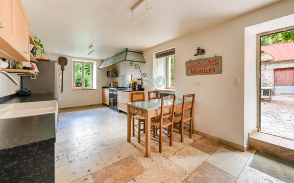 YZERON, Maison de caractère de 368 m² sur 3 758 m² de jardin paysagé avec piscine