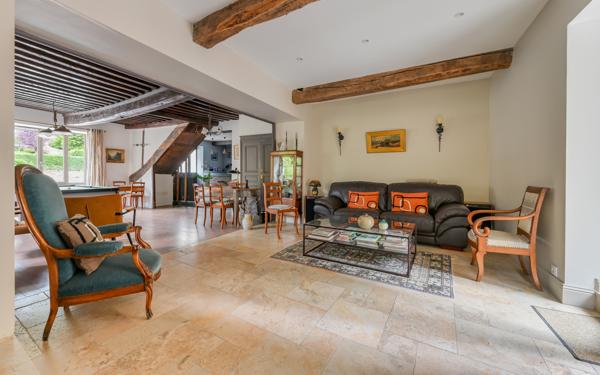 YZERON, Maison de caractère de 368 m² sur 3 758 m² de jardin paysagé avec piscine