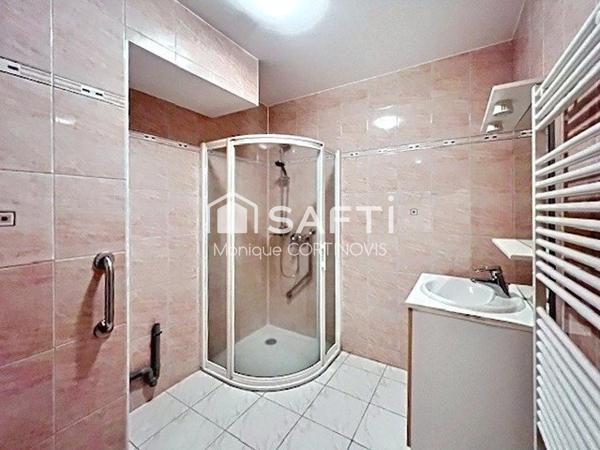 Très jolie appartement 2 pièces d'une superficie de 53m² avec garage et belle terrasse de 18m² situé à village neuf