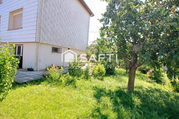 Maison libre 3 côtés avec jardin et 2 garages!