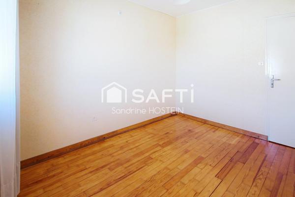 Maison libre 3 côtés avec jardin et 2 garages!