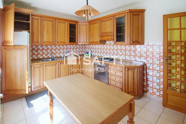 Maison libre 3 côtés avec jardin et 2 garages!