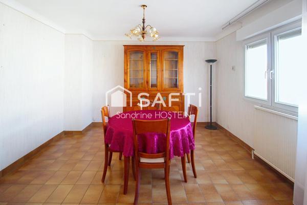 Maison libre 3 côtés avec jardin et 2 garages!