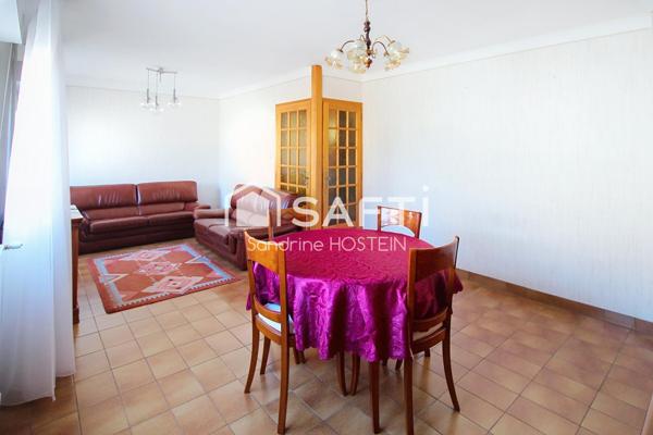 Maison libre 3 côtés avec jardin et 2 garages!