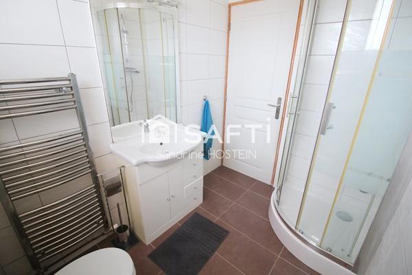 Maison libre 3 côtés avec jardin et 2 garages!