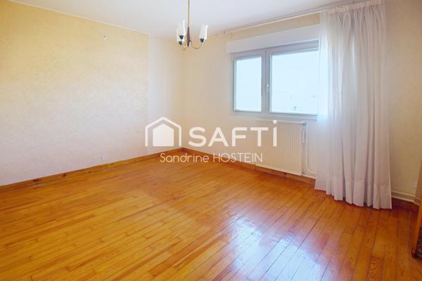 Maison libre 3 côtés avec jardin et 2 garages!