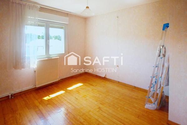 Maison libre 3 côtés avec jardin et 2 garages!