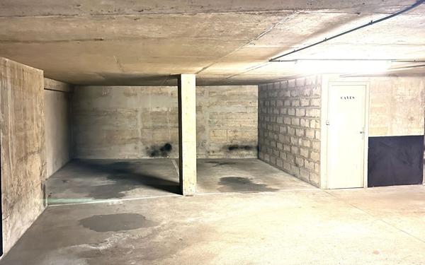 Stationnement à louer    12,59 m2 Paris 7