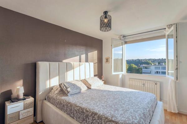 Appartement
         5 pièces
        - 90 m² Exclusivité 170 000 € *