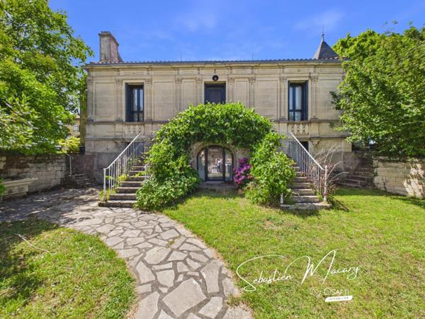 Maison en pierre avec piscine et dépendances
