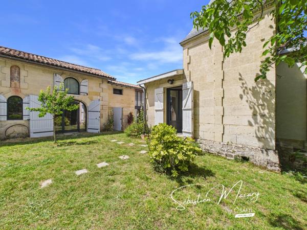 Maison en pierre avec piscine et dépendances