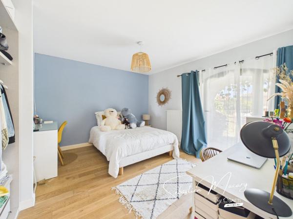 Maison en pierre avec piscine et dépendances