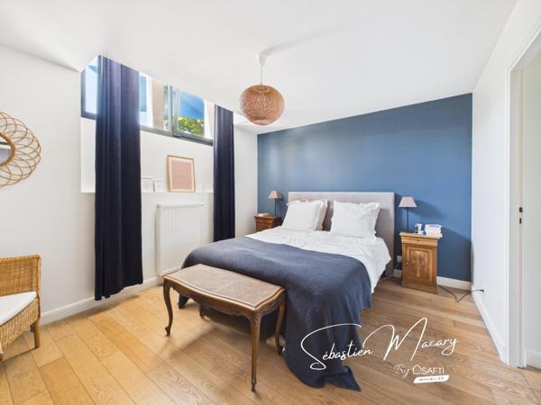 Maison en pierre avec piscine et dépendances