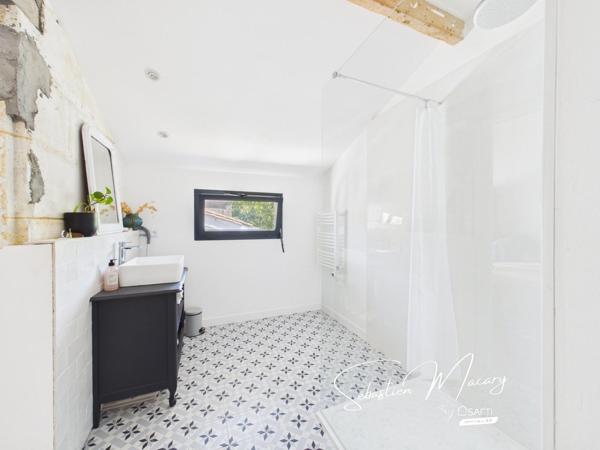 Maison en pierre avec piscine et dépendances