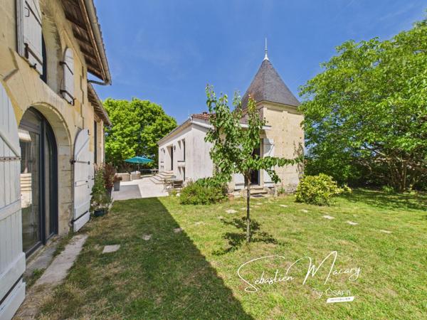 Maison en pierre avec piscine et dépendances