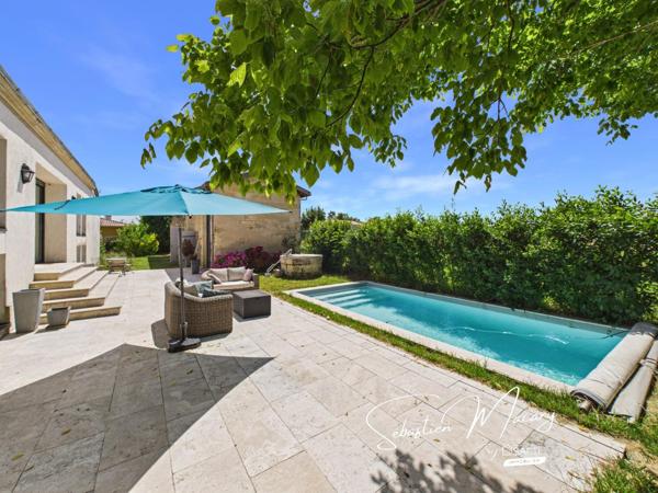 Maison en pierre avec piscine et dépendances