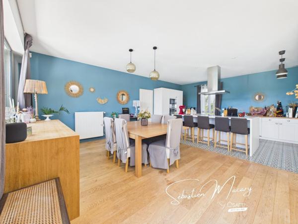 Maison en pierre avec piscine et dépendances