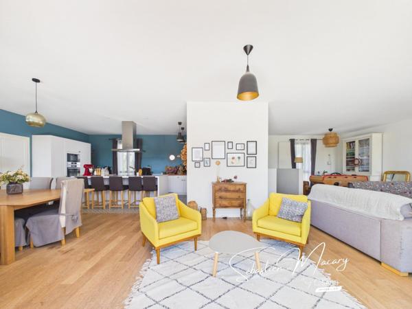 Maison en pierre avec piscine et dépendances
