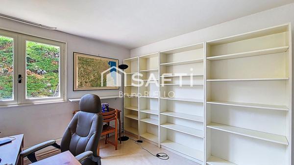 A Sorède (66690) - Maison 4 faces disposant de 4 chambres et 2 bureaux