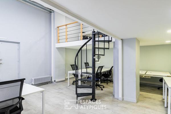 Bureaux au calme sur cour dans un bâtiment au style industriel