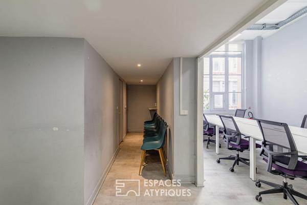 Bureaux au calme sur cour dans un bâtiment au style industriel