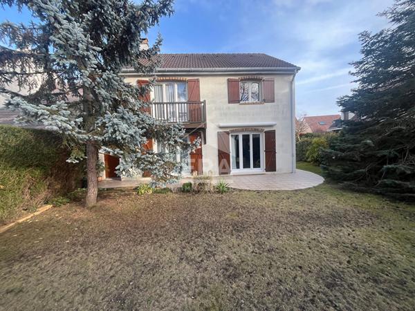 Maison spacieuse à vendre à Villepreux - 4 chambres, jardin et garage