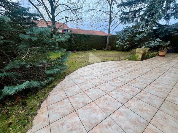 Maison spacieuse à vendre à Villepreux - 4 chambres, jardin et garage