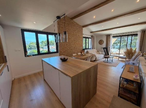 Maison
         4 pièces
        - 95 m² 375 000 € *