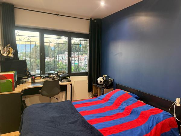 Maison
         4 pièces
        - 95 m² 375 000 € *