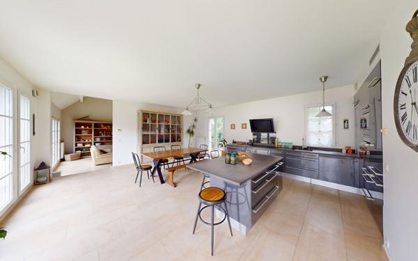 Maison à vendre    7 pièces • 213 m2 Magny-le-Hongre