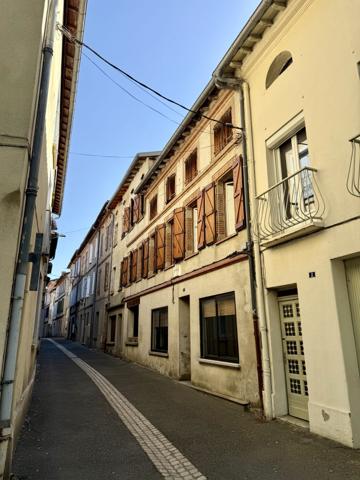 LAVAUR Centre – Maison de caractère avec garage et près de 300 m² de volumes