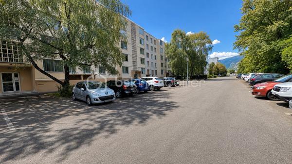 RÉSIDENCE LES ÉCUREUILS – ÉCHIROLLEST4 TRANSFORMÉ EN T3 – 72 m² – TRAVERSANT – CALME ABSOLU

Et si votre futur appartement cochait enfin toutes les cases ?

Situé au cœur de la résidence recherchée Les Écureuils à Échirolles, cet appartement traversant de 72 m² vous séduira immédiatement par son calme, sa luminosité et son agencement particulièrement intelligent.
Faible de charge et taxe foncière, raisonnable. 

Installé au 3ème étage sur 4 d’une copropriété majoritairement occupée par des propriétaires, ce bien offre un cadre de vie paisible avec verdure, stationnement facile et proximité immédiate de toutes les commodités.

Initialement conçu en T4, l’appartement a été transformé en grand T3 afin d’offrir une pièce de vie plus confortable. Possibilité très simple de recréer une troisième chambre, idéale pour une famille ou un investissement en colocation rentable.

Les atouts du bien :

Appartement traversant

Exposition sud-est côté séjour

Cuisine et chambres à l’ouest

Très belle luminosité toute la journée

Copropriété calme et entretenue

Stationnement facile

Résidence entourée de verdure

Appartement très bien agencé

Possibilité de créer facilement une 3ème chambre

Emplacement stratégique :

Tram et transports en commun à proximité immédiate

Commerces accessibles à pied

Pharmacie, SOS Médecins, écoles et services à proximité

Secteur calme et recherché

Un bien idéal pour :

un premier achat,

une famille recherchant du calme,

ou un investisseur souhaitant réaliser une excellente rentabilité en colocation 3 chambres grâce à l’emplacement et aux commodités accessibles à pied.

Un appartement où il fait bon vivre, dans une résidence appréciée pour sa tranquillité et sa qualité de vie.

À visiter rapidement.