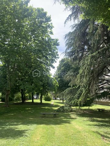 RÉSIDENCE LES ÉCUREUILS – ÉCHIROLLEST4 TRANSFORMÉ EN T3 – 72 m² – TRAVERSANT – CALME ABSOLU

Et si votre futur appartement cochait enfin toutes les cases ?

Situé au cœur de la résidence recherchée Les Écureuils à Échirolles, cet appartement traversant de 72 m² vous séduira immédiatement par son calme, sa luminosité et son agencement particulièrement intelligent.
Faible de charge et taxe foncière, raisonnable. 

Installé au 3ème étage sur 4 d’une copropriété majoritairement occupée par des propriétaires, ce bien offre un cadre de vie paisible avec verdure, stationnement facile et proximité immédiate de toutes les commodités.

Initialement conçu en T4, l’appartement a été transformé en grand T3 afin d’offrir une pièce de vie plus confortable. Possibilité très simple de recréer une troisième chambre, idéale pour une famille ou un investissement en colocation rentable.

Les atouts du bien :

Appartement traversant

Exposition sud-est côté séjour

Cuisine et chambres à l’ouest

Très belle luminosité toute la journée

Copropriété calme et entretenue

Stationnement facile

Résidence entourée de verdure

Appartement très bien agencé

Possibilité de créer facilement une 3ème chambre

Emplacement stratégique :

Tram et transports en commun à proximité immédiate

Commerces accessibles à pied

Pharmacie, SOS Médecins, écoles et services à proximité

Secteur calme et recherché

Un bien idéal pour :

un premier achat,

une famille recherchant du calme,

ou un investisseur souhaitant réaliser une excellente rentabilité en colocation 3 chambres grâce à l’emplacement et aux commodités accessibles à pied.

Un appartement où il fait bon vivre, dans une résidence appréciée pour sa tranquillité et sa qualité de vie.

À visiter rapidement.