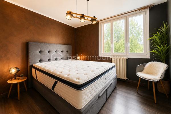 RÉSIDENCE LES ÉCUREUILS – ÉCHIROLLEST4 TRANSFORMÉ EN T3 – 72 m² – TRAVERSANT – CALME ABSOLU

Et si votre futur appartement cochait enfin toutes les cases ?

Situé au cœur de la résidence recherchée Les Écureuils à Échirolles, cet appartement traversant de 72 m² vous séduira immédiatement par son calme, sa luminosité et son agencement particulièrement intelligent.
Faible de charge et taxe foncière, raisonnable. 

Installé au 3ème étage sur 4 d’une copropriété majoritairement occupée par des propriétaires, ce bien offre un cadre de vie paisible avec verdure, stationnement facile et proximité immédiate de toutes les commodités.

Initialement conçu en T4, l’appartement a été transformé en grand T3 afin d’offrir une pièce de vie plus confortable. Possibilité très simple de recréer une troisième chambre, idéale pour une famille ou un investissement en colocation rentable.

Les atouts du bien :

Appartement traversant

Exposition sud-est côté séjour

Cuisine et chambres à l’ouest

Très belle luminosité toute la journée

Copropriété calme et entretenue

Stationnement facile

Résidence entourée de verdure

Appartement très bien agencé

Possibilité de créer facilement une 3ème chambre

Emplacement stratégique :

Tram et transports en commun à proximité immédiate

Commerces accessibles à pied

Pharmacie, SOS Médecins, écoles et services à proximité

Secteur calme et recherché

Un bien idéal pour :

un premier achat,

une famille recherchant du calme,

ou un investisseur souhaitant réaliser une excellente rentabilité en colocation 3 chambres grâce à l’emplacement et aux commodités accessibles à pied.

Un appartement où il fait bon vivre, dans une résidence appréciée pour sa tranquillité et sa qualité de vie.

À visiter rapidement.