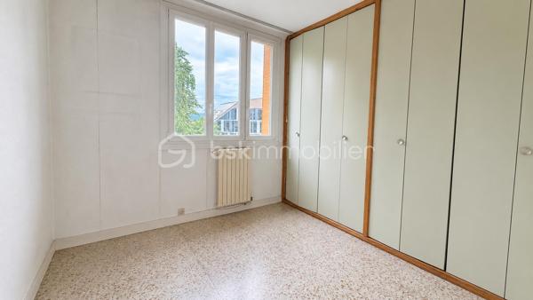 RÉSIDENCE LES ÉCUREUILS – ÉCHIROLLEST4 TRANSFORMÉ EN T3 – 72 m² – TRAVERSANT – CALME ABSOLU

Et si votre futur appartement cochait enfin toutes les cases ?

Situé au cœur de la résidence recherchée Les Écureuils à Échirolles, cet appartement traversant de 72 m² vous séduira immédiatement par son calme, sa luminosité et son agencement particulièrement intelligent.
Faible de charge et taxe foncière, raisonnable. 

Installé au 3ème étage sur 4 d’une copropriété majoritairement occupée par des propriétaires, ce bien offre un cadre de vie paisible avec verdure, stationnement facile et proximité immédiate de toutes les commodités.

Initialement conçu en T4, l’appartement a été transformé en grand T3 afin d’offrir une pièce de vie plus confortable. Possibilité très simple de recréer une troisième chambre, idéale pour une famille ou un investissement en colocation rentable.

Les atouts du bien :

Appartement traversant

Exposition sud-est côté séjour

Cuisine et chambres à l’ouest

Très belle luminosité toute la journée

Copropriété calme et entretenue

Stationnement facile

Résidence entourée de verdure

Appartement très bien agencé

Possibilité de créer facilement une 3ème chambre

Emplacement stratégique :

Tram et transports en commun à proximité immédiate

Commerces accessibles à pied

Pharmacie, SOS Médecins, écoles et services à proximité

Secteur calme et recherché

Un bien idéal pour :

un premier achat,

une famille recherchant du calme,

ou un investisseur souhaitant réaliser une excellente rentabilité en colocation 3 chambres grâce à l’emplacement et aux commodités accessibles à pied.

Un appartement où il fait bon vivre, dans une résidence appréciée pour sa tranquillité et sa qualité de vie.

À visiter rapidement.
