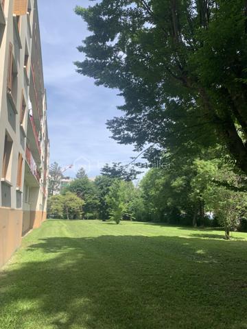 RÉSIDENCE LES ÉCUREUILS – ÉCHIROLLEST4 TRANSFORMÉ EN T3 – 72 m² – TRAVERSANT – CALME ABSOLU

Et si votre futur appartement cochait enfin toutes les cases ?

Situé au cœur de la résidence recherchée Les Écureuils à Échirolles, cet appartement traversant de 72 m² vous séduira immédiatement par son calme, sa luminosité et son agencement particulièrement intelligent.
Faible de charge et taxe foncière, raisonnable. 

Installé au 3ème étage sur 4 d’une copropriété majoritairement occupée par des propriétaires, ce bien offre un cadre de vie paisible avec verdure, stationnement facile et proximité immédiate de toutes les commodités.

Initialement conçu en T4, l’appartement a été transformé en grand T3 afin d’offrir une pièce de vie plus confortable. Possibilité très simple de recréer une troisième chambre, idéale pour une famille ou un investissement en colocation rentable.

Les atouts du bien :

Appartement traversant

Exposition sud-est côté séjour

Cuisine et chambres à l’ouest

Très belle luminosité toute la journée

Copropriété calme et entretenue

Stationnement facile

Résidence entourée de verdure

Appartement très bien agencé

Possibilité de créer facilement une 3ème chambre

Emplacement stratégique :

Tram et transports en commun à proximité immédiate

Commerces accessibles à pied

Pharmacie, SOS Médecins, écoles et services à proximité

Secteur calme et recherché

Un bien idéal pour :

un premier achat,

une famille recherchant du calme,

ou un investisseur souhaitant réaliser une excellente rentabilité en colocation 3 chambres grâce à l’emplacement et aux commodités accessibles à pied.

Un appartement où il fait bon vivre, dans une résidence appréciée pour sa tranquillité et sa qualité de vie.

À visiter rapidement.