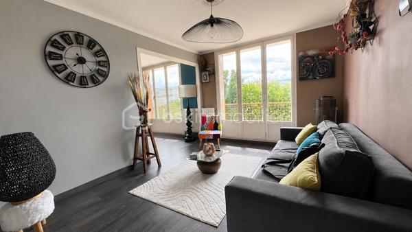 RÉSIDENCE LES ÉCUREUILS – ÉCHIROLLEST4 TRANSFORMÉ EN T3 – 72 m² – TRAVERSANT – CALME ABSOLU

Et si votre futur appartement cochait enfin toutes les cases ?

Situé au cœur de la résidence recherchée Les Écureuils à Échirolles, cet appartement traversant de 72 m² vous séduira immédiatement par son calme, sa luminosité et son agencement particulièrement intelligent.
Faible de charge et taxe foncière, raisonnable. 

Installé au 3ème étage sur 4 d’une copropriété majoritairement occupée par des propriétaires, ce bien offre un cadre de vie paisible avec verdure, stationnement facile et proximité immédiate de toutes les commodités.

Initialement conçu en T4, l’appartement a été transformé en grand T3 afin d’offrir une pièce de vie plus confortable. Possibilité très simple de recréer une troisième chambre, idéale pour une famille ou un investissement en colocation rentable.

Les atouts du bien :

Appartement traversant

Exposition sud-est côté séjour

Cuisine et chambres à l’ouest

Très belle luminosité toute la journée

Copropriété calme et entretenue

Stationnement facile

Résidence entourée de verdure

Appartement très bien agencé

Possibilité de créer facilement une 3ème chambre

Emplacement stratégique :

Tram et transports en commun à proximité immédiate

Commerces accessibles à pied

Pharmacie, SOS Médecins, écoles et services à proximité

Secteur calme et recherché

Un bien idéal pour :

un premier achat,

une famille recherchant du calme,

ou un investisseur souhaitant réaliser une excellente rentabilité en colocation 3 chambres grâce à l’emplacement et aux commodités accessibles à pied.

Un appartement où il fait bon vivre, dans une résidence appréciée pour sa tranquillité et sa qualité de vie.

À visiter rapidement.